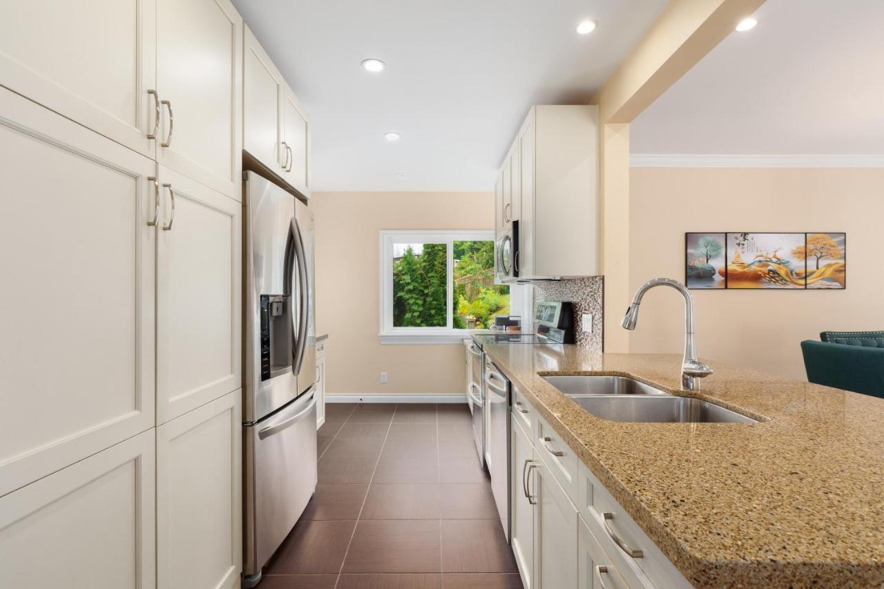 Lovely 3 Bedroom Port Moody Spacious Home 6 People Free Parking Bagian luar foto
