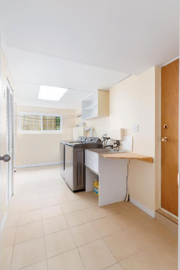 Lovely 3 Bedroom Port Moody Spacious Home 6 People Free Parking Bagian luar foto