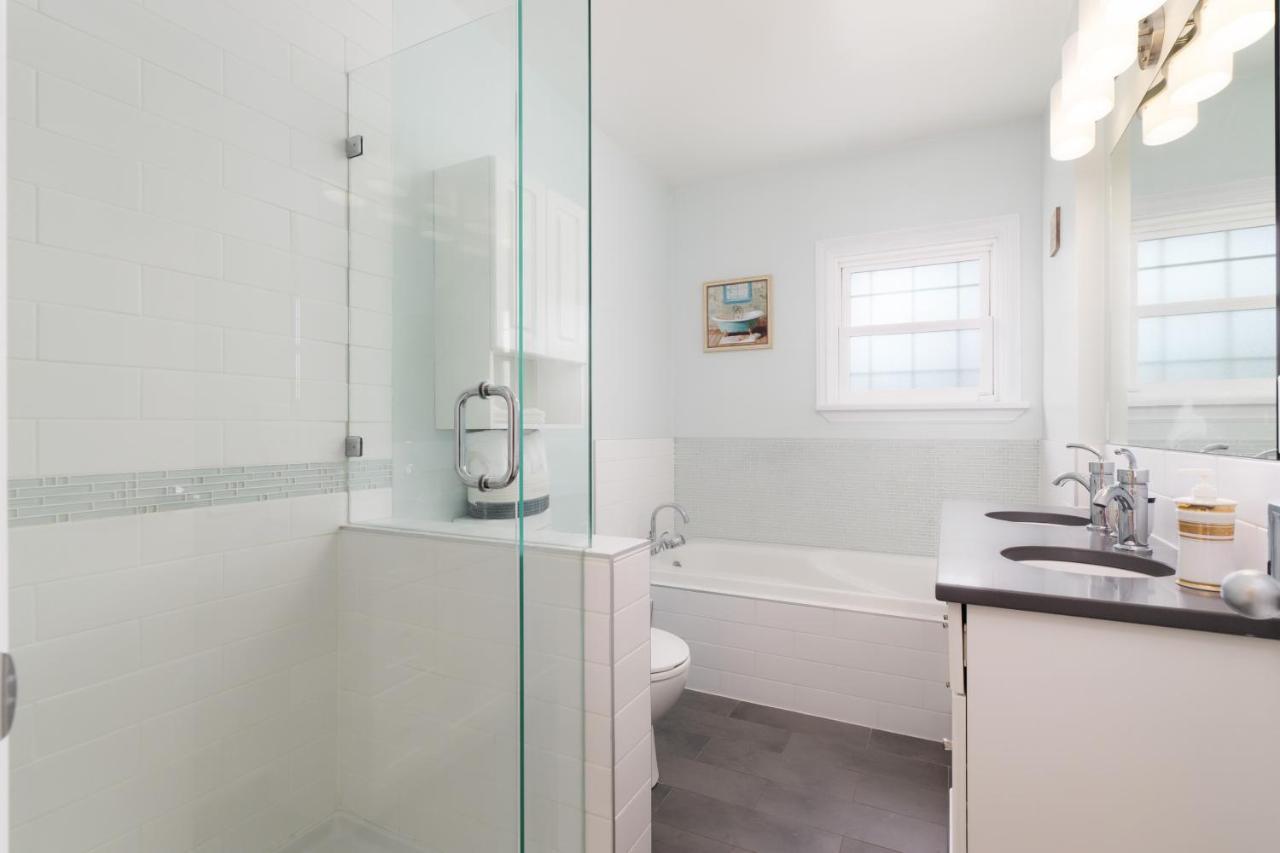 Lovely 3 Bedroom Port Moody Spacious Home 6 People Free Parking Bagian luar foto